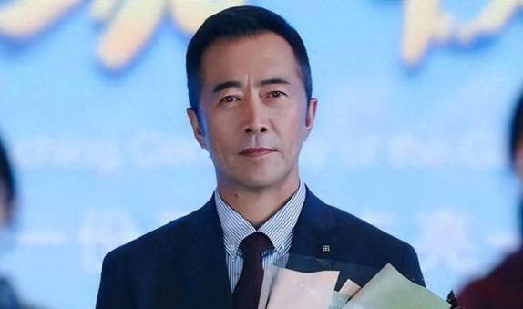 招财猫配资 郑晓宁戏里硬汉戏外坎坷：49岁再婚生子幸福满满，却难守两段婚姻
